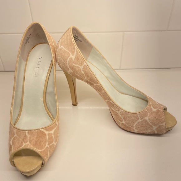 Women’s Nine West stiletto open toe cowhide shoe. Size 7 1/2. Beige & Brown - Picture 5 of 7